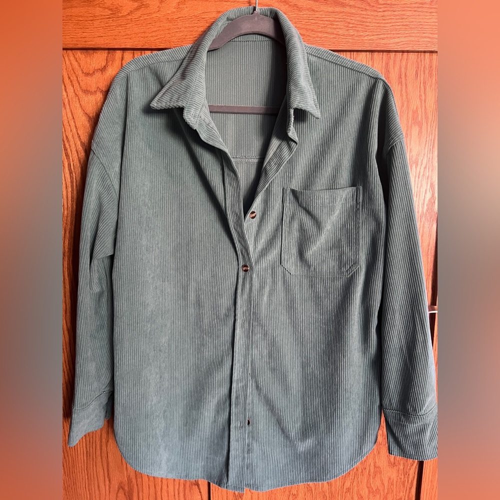 🍃Woman’s textured button up sage green shacket🍃